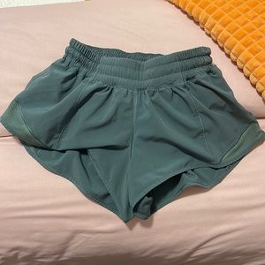 SIZE 4 REGULAR LULULEMON HOTTY HOT SHORTS